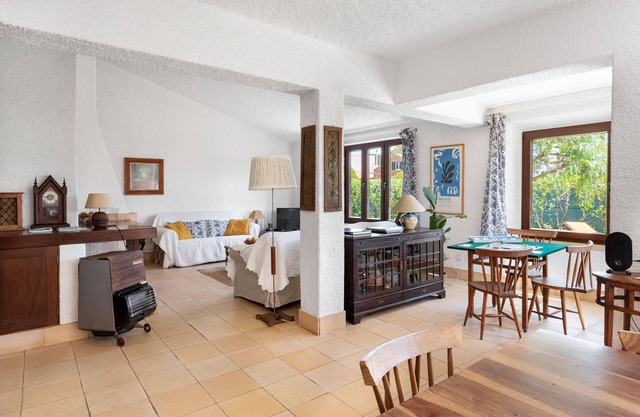 JOIVY 3-BR Cottage w/Terrace & Garden in Colares
