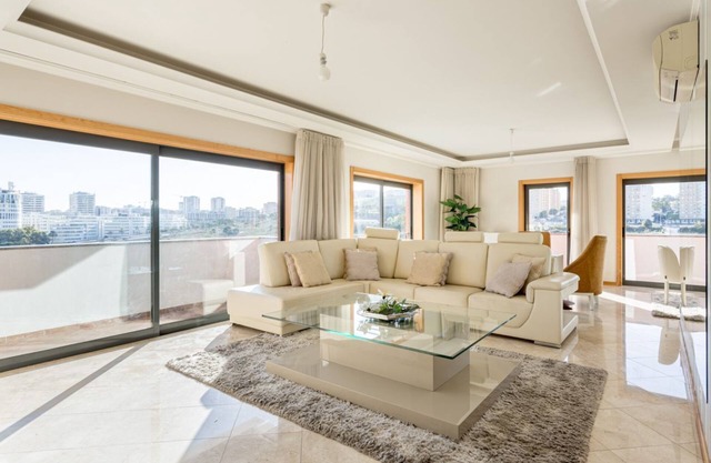 JOIVY Elegant villa w/ dual pools in Carnaxide