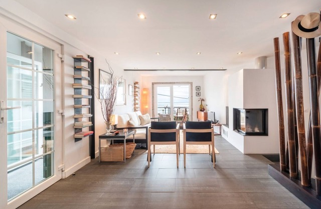 JOIVY Seaside Haven: Beach House or Studio Retreat