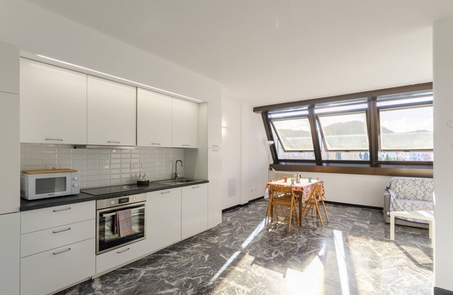 JOIVY Spacious Apt For 6, Near Train Station And Beach