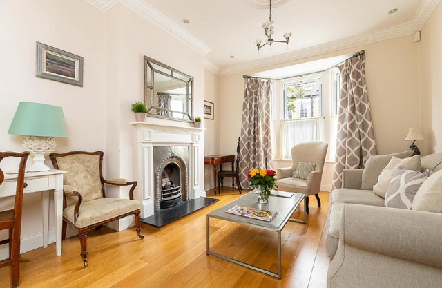 JOIVY Stunning 3 bed, 2 bath house with garden and rooftop terrace