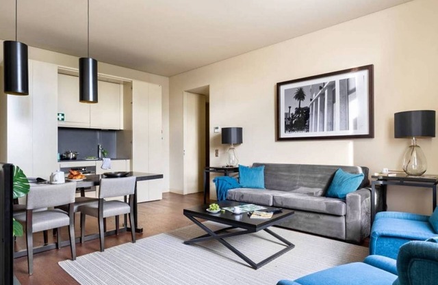 JOIVY Urban 2BR Apt w/ Park view, in Cais do Sodré