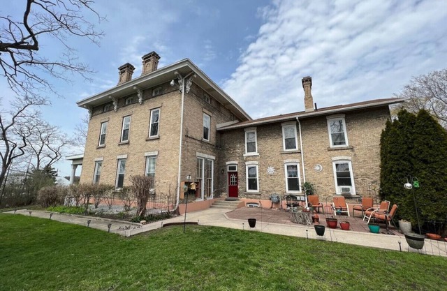 Joseph’s Entire Apt @ the Historic McCormick House