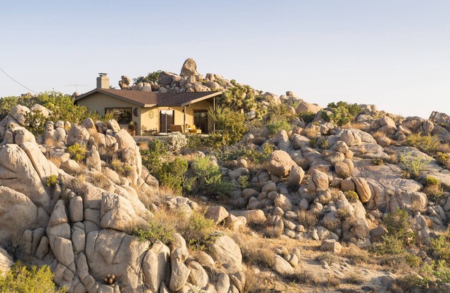 Joshua Tree Getaway. Privates Boulder-Wunderland. Rustikale Eleganz. Schlaf acht.