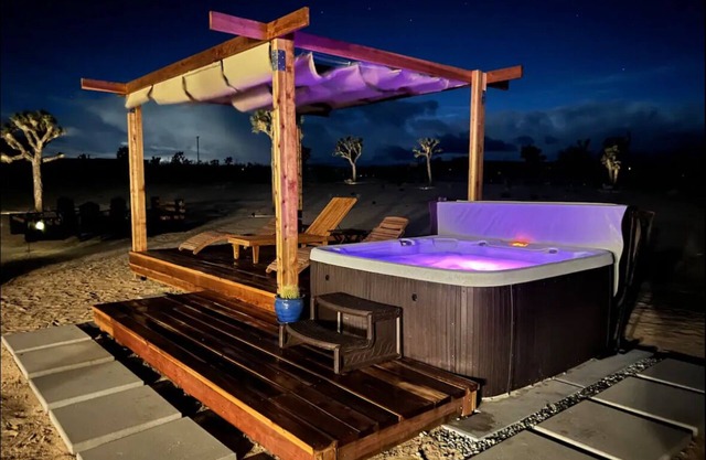 Joshua Tree getaway w/ HOT TUB & GAME ROOM