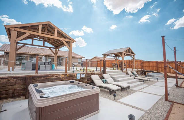 Joshua Tree National Park-Gorgeous Home-HotTub+Game Rm+Views+EV Charger!