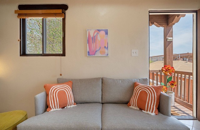 Joyful and Bright 2B in Heart of Railyard District