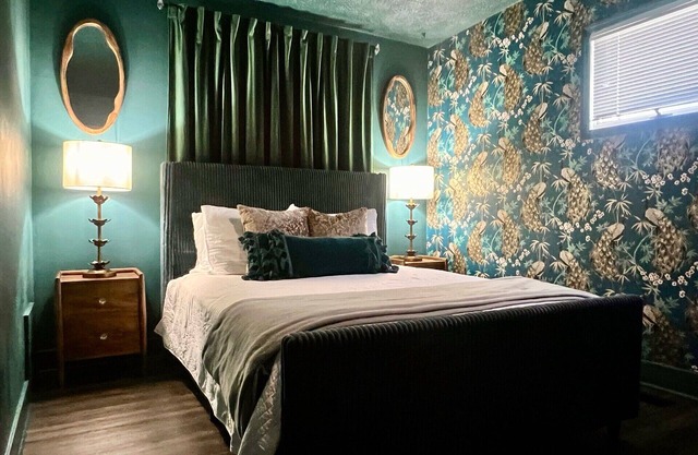 Joyful Cute 1-BR townhome, Fenced In Yard & Garage