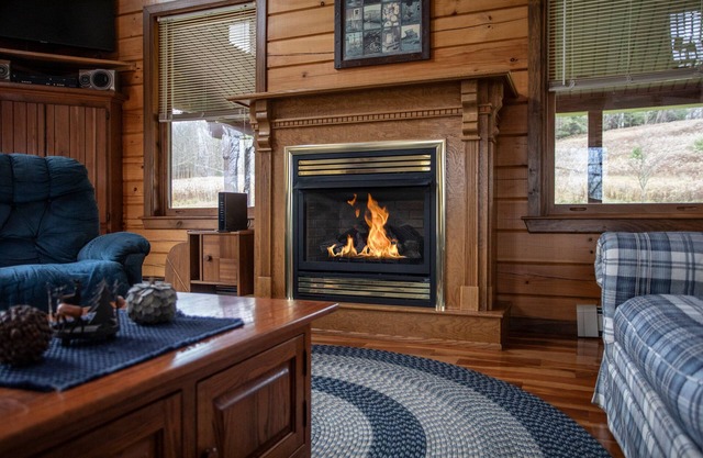 JTs Landing-3 bed 2 bath Cabin 7 min to EVL Family Friendly/ Fire Pit/ Grill