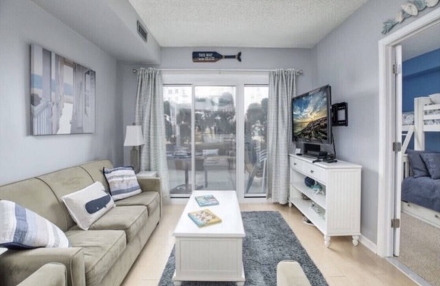 June!BeachBldg,SeapointeWalkout,Nxt to oceanftCondo-Steps to beach,poolsHottubs!