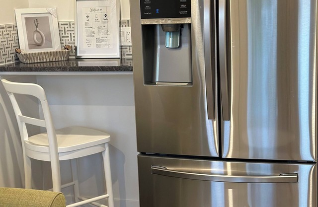 Juanu’s Cozy Cove - Walkout Basement Suite Family Friendly 15mins from Airport