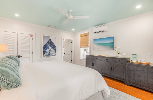 JULIE ~ Adult Only, 1st Floor King Bedroom w/ Shared Pool, Scarlet Mango Inn!