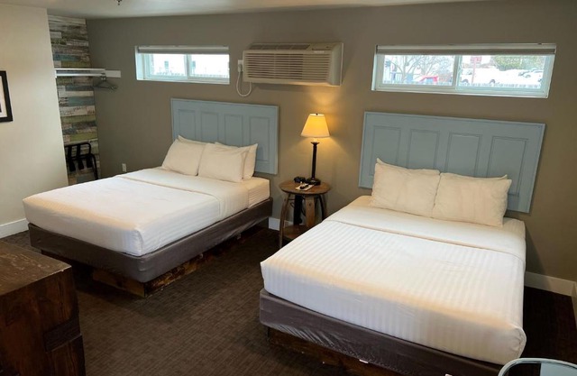 Julie's Park Cafe & Motel