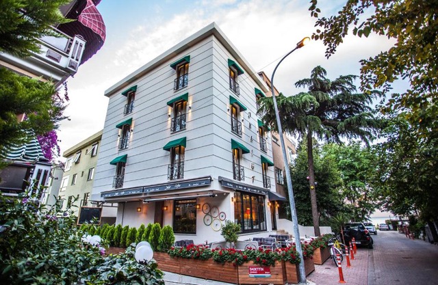 Juliet Rooms & Kitchen
