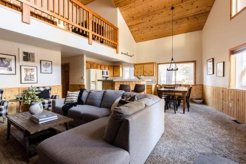 Jumper By AvantStay Serene Stylish Cabin w Hot Tub