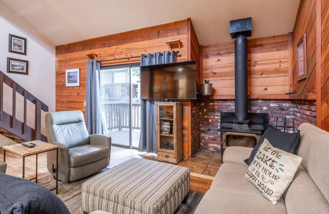 Neu renovierte Wohnung im June Lake Village.
