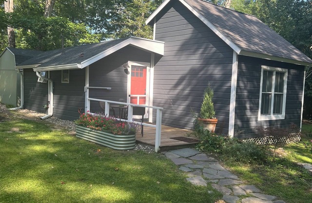 Junebug Cottage: peace, love and privacy a short walk to Woodstock village green