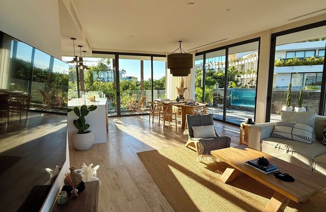Jungle Penthouse, Private Pool, Mins to Beach, FREE Beach shuttle, 200 MPS Wifi