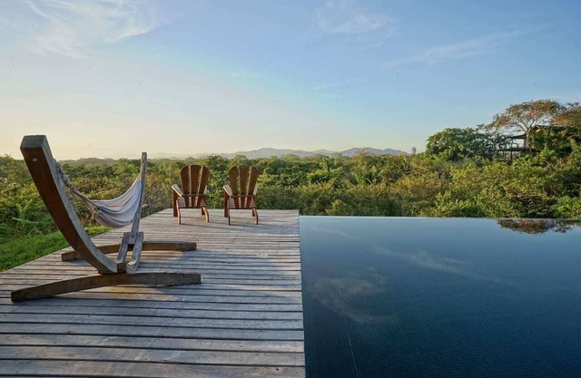 Jungle Treehouse w/ Daily Breakfast, WiFi + Views