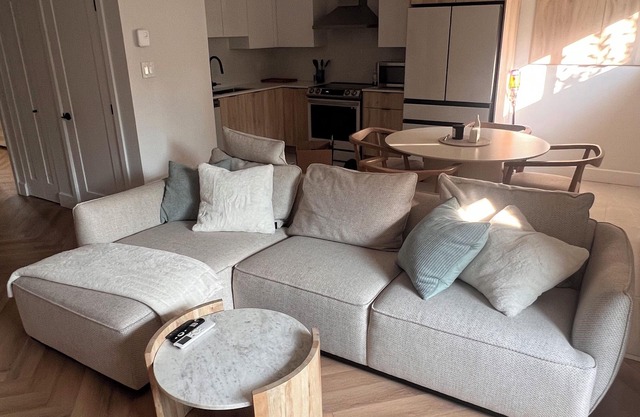 Junior Suite Laval Freshly renovated apartment with High-end appliances