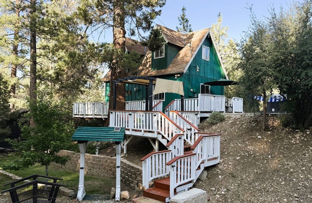 Juniper's Cottage - Hot Tub, Fireplace, Fenced Yard, Pet Friendly