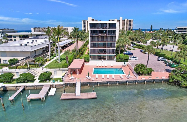 Jupiter Island, Waterfront, Beach Access, Pool, Newly Remodeled 2BR, 2BA Condo