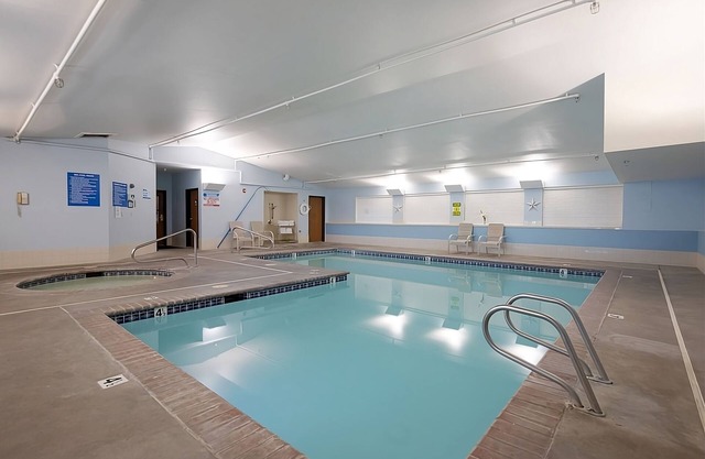 Just a Minutes Drive to WSU! 2 Family-friendly Rooms w/ Free Breakfast, Pool