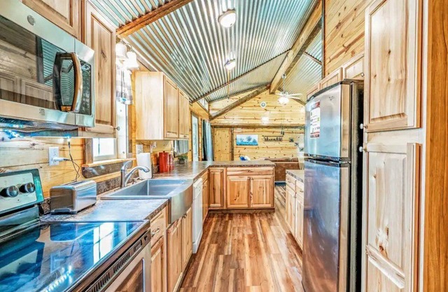 Just a short walk away from a beautiful lake w/room for up to six guests!