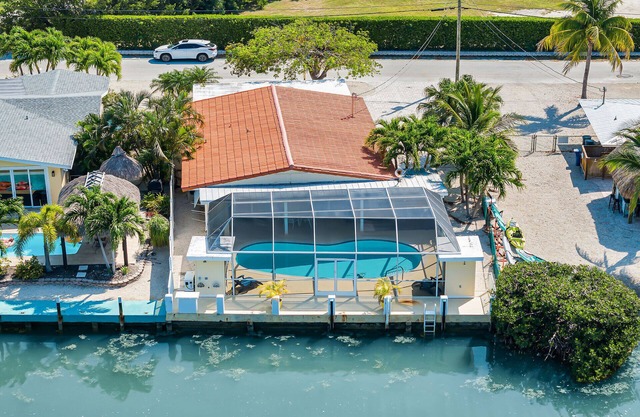 Just Beachy: 2/2 private pool + dock, short walk to Sombrero Beach