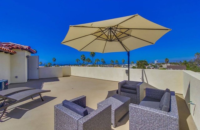 Spanische Art nagelneues Townhome gerade Blöcke zum panoramischen Ozean-Ansicht des Strand-W