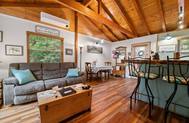 JUST FOR 2! NEAR ENTERTAINMENT/RESTAURANTS - HOT TUB - FIRE PIT - BBQ & A/C