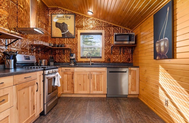Just outside Traverse City Hot Tub King Bed Fire Place Full Kitchen PET Friendly
