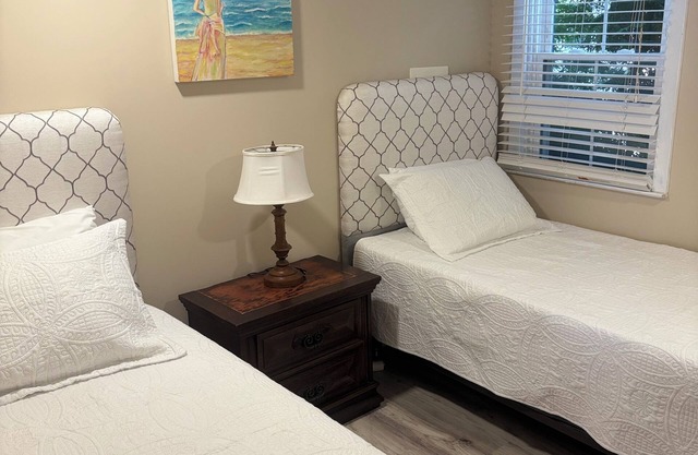 Just Renovated Charming 2 Bedroom Cottage