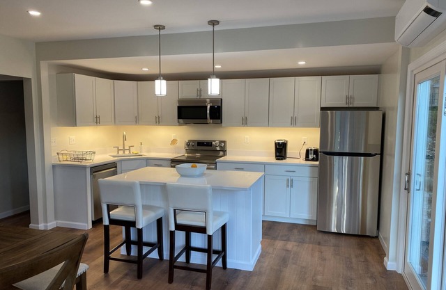 Just renovated stunning house - swimming and hiking