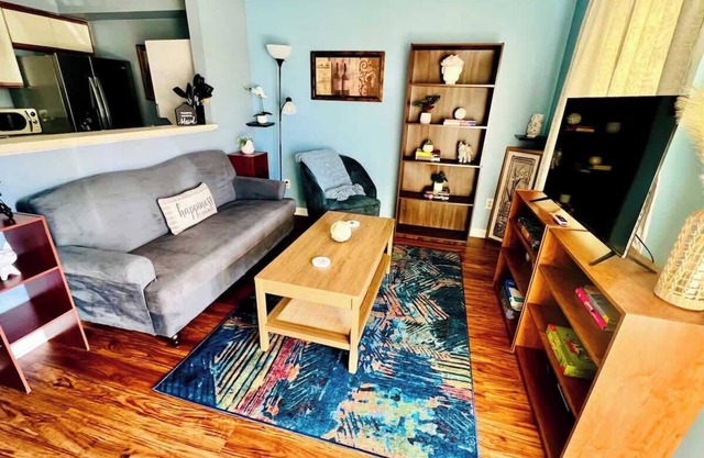 Vet School - Pools, Full Kitchen, Queen Bed
