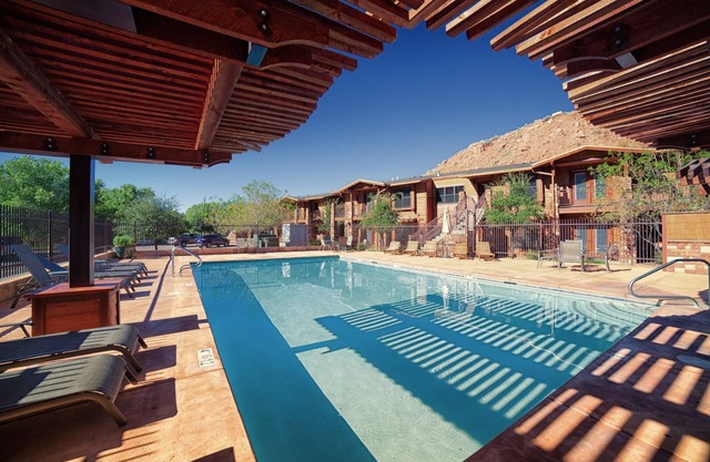 Just What You Were Looking For! with Outdoor Swimming Pool, Free Parking