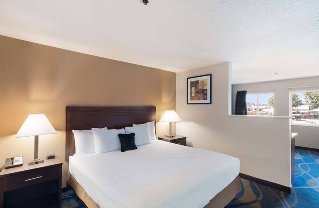 Just What You Were Looking For! 2 Awesome Units w/ Kitchen! Free Parking On-Site