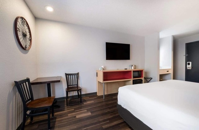 Just What You Were Looking For! Pool, Free Breakfast & Parking, Pets Allowed