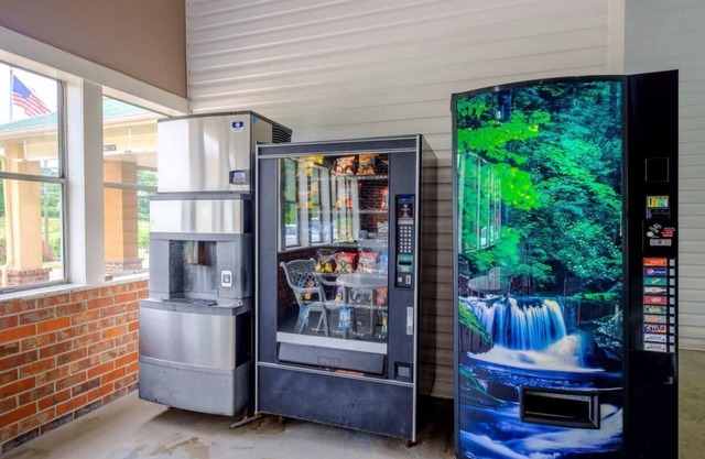 Just What You Were Looking For! Indoor Pool, Near Southside Historic District