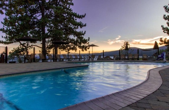 Just What You Were Looking For! Onsite Pool, Free Parking, Outdoor Spa Tub!