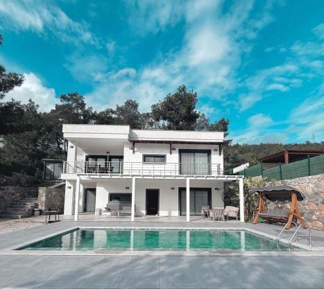 Kızılağaçta özel havuzlu geniş bahçeli lüks Villa