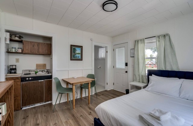 K's Motel with Stunning St. Lawrence River Views - Room 1