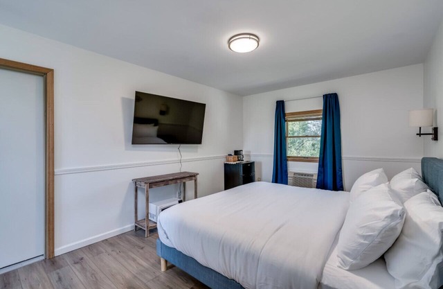 K's Motel with Stunning St. Lawrence River Views - Room 8