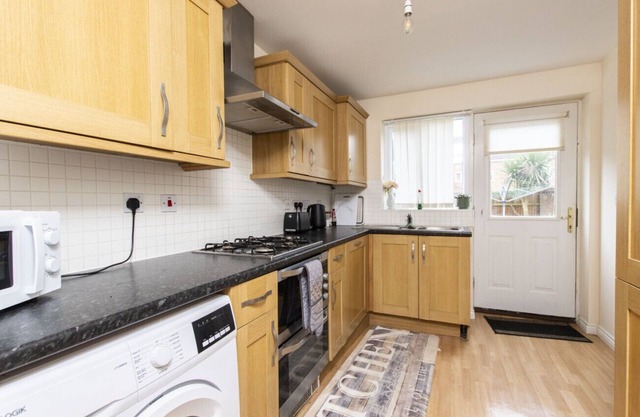K Suites - Comfy 4 bed House w/free parking