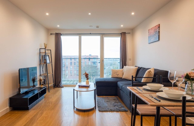 K Suites - Cozy 2 bed Apt w/balcony view