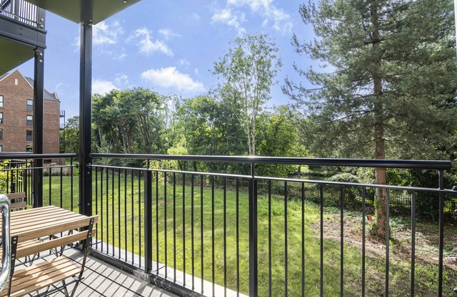 K Suites - Modern Central2 bed Apt w/free parking