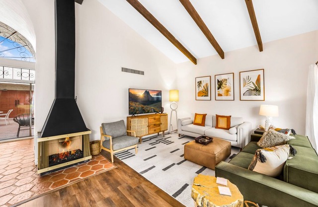 K0239 - 2/2 ground level condo with large private foyer- Christopher Kennedy Des