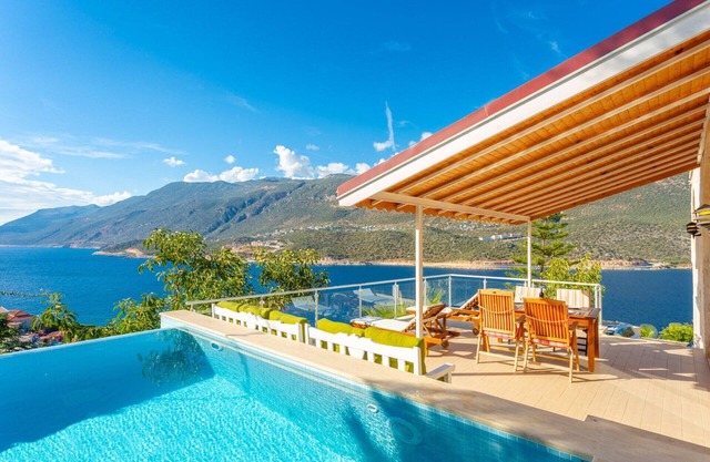 Kaş'ta Deniz Manzaralı 4 Kişilik Villa Phellos