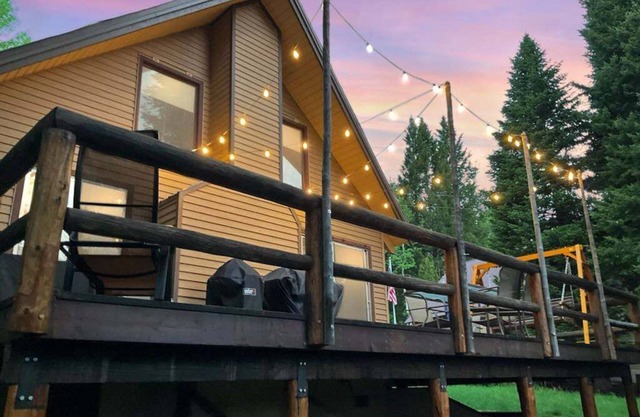 KABINO: NEW! Hot tub DogsOK Fire Pit On trails 20 min to Yellowstone