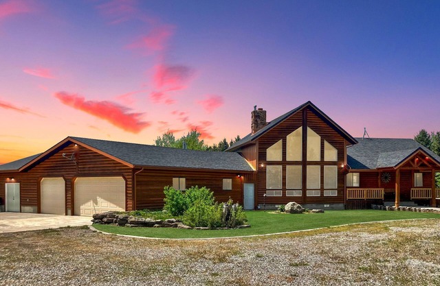 KABINO: Riverfront on Henrys Fork A/C Boat Launch Foosball Pool Table Huge Yard Garage WIFI